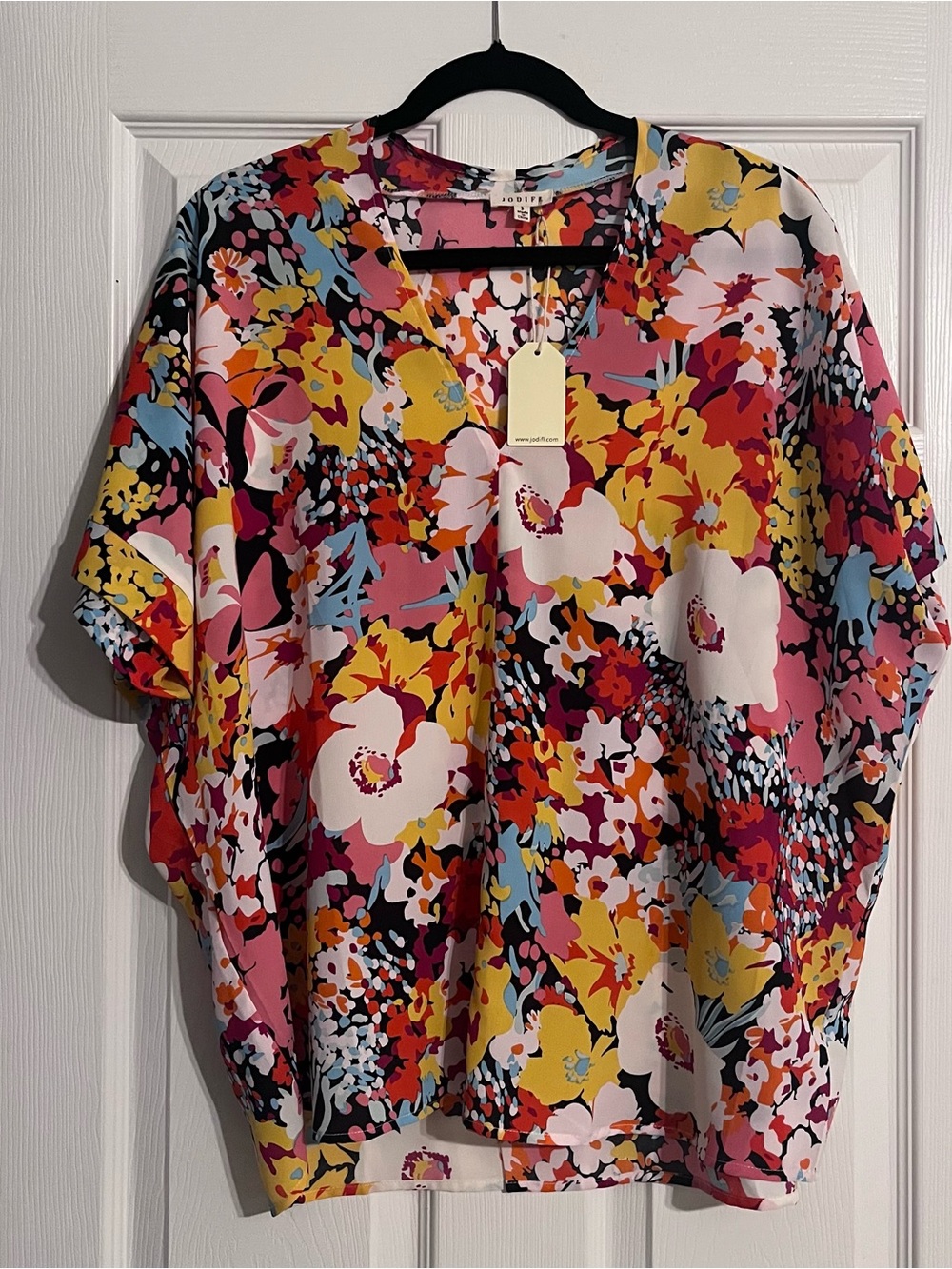 NWT Sz S JODIFL Multi-Color Floral V-Neck Short Sleeve Top; Perfect for Vacay!
